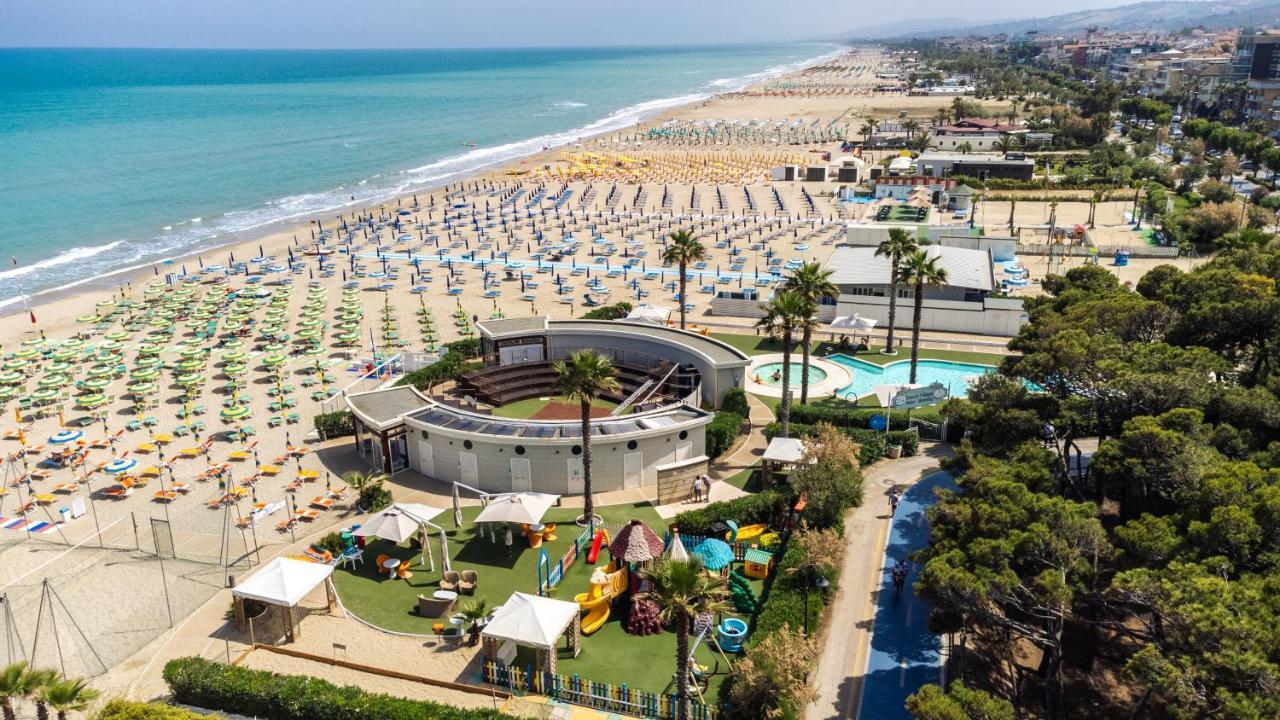 Hotel Astor Alba Adriatica Esterno foto